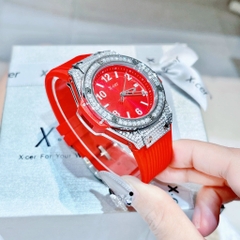 Xcer Tựa Hublot |Nữ Giới |Đính Đá Silver |Dây Silicone Đỏ |Máy Pin (Quartz) |Size 36mm