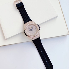 Xcer Tựa Hublot |Nữ Giới |Full Đá Rose Gold |Dây Cao Su Đen |Máy Pin (Quartz) |Size 34mm