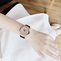 Xcer Tựa Hublot |Nữ Giới |Full Đá Rose Gold |Dây Cao Su Đen |Máy Pin (Quartz) |Size 34mm