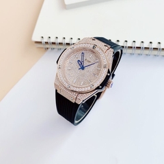 Xcer Tựa Hublot |Nữ Giới |Full Đá Rose Gold |Dây Cao Su Đen |Máy Pin (Quartz) |Size 34mm