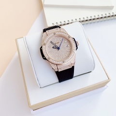 Xcer Tựa Hublot |Nữ Giới |Full Đá Rose Gold |Dây Cao Su Đen |Máy Pin (Quartz) |Size 34mm