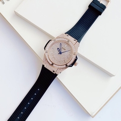 Xcer Tựa Hublot |Nữ Giới |Full Đá Rose Gold |Dây Cao Su Đen |Máy Pin (Quartz) |Size 34mm