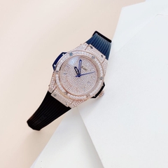 Xcer Tựa Hublot |Nữ Giới |Full Đá Rose Gold |Dây Cao Su Đen |Máy Pin (Quartz) |Size 34mm