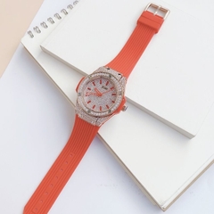 Xcer Tựa Hublot |Nữ Giới |Full Đá Rose Gold |Dây Cao Su Đỏ |Máy Pin (Quartz) |Size 34mm