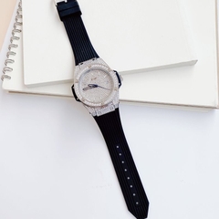 Xcer Tựa Hublot |Nữ Giới |Full Đá Silver |Dây Cao Su Đen |Máy Pin (Quartz) |Size 34mm