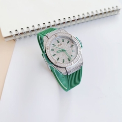 Xcer Tựa Hublot |Nữ Giới |Full Đá Silver |Dây Cao Su Xanh Lá |Máy Pin (Quartz) |Size 34mm