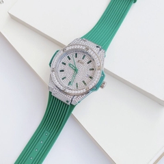Xcer Tựa Hublot |Nữ Giới |Full Đá Silver |Dây Cao Su Xanh Lá |Máy Pin (Quartz) |Size 34mm
