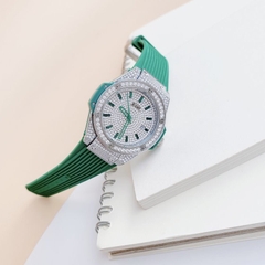 Xcer Tựa Hublot |Nữ Giới |Full Đá Silver |Dây Cao Su Xanh Lá |Máy Pin (Quartz) |Size 34mm
