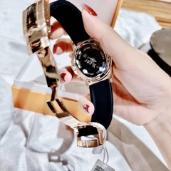 Xcer Tựa Rolex |Nữ Giới |Full Đá Rose Gold |Dây Silicone Đen |Máy Pin (Quartz) |Size 38mm