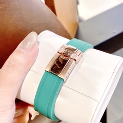 Xcer Tựa Rolex |Nữ Giới |Full Đá Rose Gold |Dây Silicone Xanh Lá |Máy Pin (Quartz) |Size 38mm