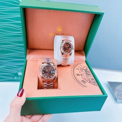 Rolex Niềng Khía |Cặp Đôi |Mặt Nâu |Dây Kim Loại Rose Gold |Máy Pin (Máy Quartz) |Size 36x31mm