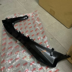 [NVX155_V1][33:ĐẾ CHÂN] YADA-6442 Cốp yếm đế chân phải Nvx155_V1(Nhám) (28) [Yamaha]