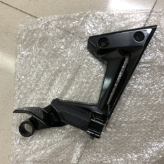 YADA-6020-PHẢI Pát gác chân sau Ex135(11-14)-[Yamaha]
