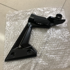 YADA-6020-PHẢI Pát gác chân sau Ex135(11-14)-[Yamaha]
