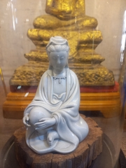 Tượng Đức Bồ Tát Quán Thế Âm gốm sứ Đức Hóa phục dựng đời Minh