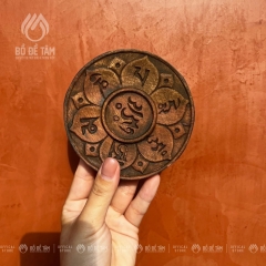 Đĩa gỗ khắc chú Om Mani Padme Hum để nến, tràng hạt, vật phẩm