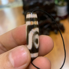 Dzi 2 mắt thân chu sa đỏ hành giả