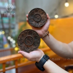 Đĩa gỗ khắc chú Om Mani Padme Hum để nến, tràng hạt, vật phẩm