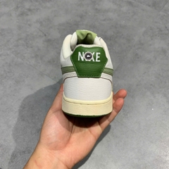 NIKE COURT VISION LOW “WHITE × OIL GREEN” FJ5480-100 SIZE 41 GIÀY 2HAND CHÍNH HÃNG PVN19562