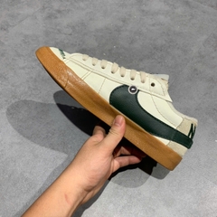 NIKE BLAZER LOW ’77 JUMBO SAIL PRO GREEN GUM – DR9865-101 – SIZE 42.5 GIÀY 2HAND CHÍNH HÃNG – PVN19599