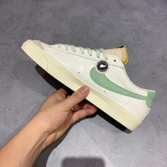 NIKE BLAZER LOW 77 PREMIUM DO9799 100 SIZE 42.5 – GIÀY 2HAND CHÍNH HÃNG