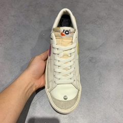 NIKE BLAZER LOW '77 VINTAGE 'SAIL MULTI' – DA6364 106 – SIZE 42 – GIÀY 2HAND CHÍNH HÃNG