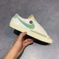 ​NIKE BLAZER LOW '77 PREMIUM “CERTIFIED FRESH” – DO9799-100 – GIÀY 2HAND CHÍNH HÃNG