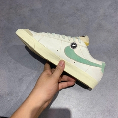 ​NIKE BLAZER LOW '77 PREMIUM “CERTIFIED FRESH” – DO9799-100 – GIÀY 2HAND CHÍNH HÃNG