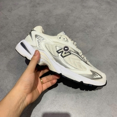 NEW BALANCE 725 'METALLIC SILVER WHITE' ML725B SIZE 44 – GIÀY 2HAND CHÍNH HÃNG