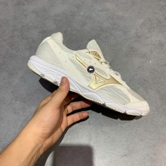 MIZUNO SPARK 3 'WHITE/GOLDEN' K1GR180321 SIZE 40.5 GIÀY 2HAND CHÍNH HÃNG