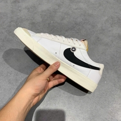 NIKE BLAZER LOW ’77 VINTAGE “WHITE/BLACK” DA6364‑101 SIZE 44 – GIÀY 2HAND CHÍNH HÃNG