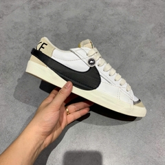 NIKE BLAZER LOW ’77 JUMBO WHITE/WHITE/SAIL/BLACK – SIZE 44 – GIÀY 2HAND