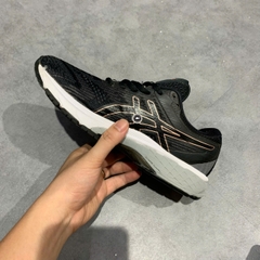 ASICS GT‑2000 8 D WIDE 'Black Rose Gold' – Mã 1012A592‑002 – SIZE 40.5 – Giày 2HAND chính hãng