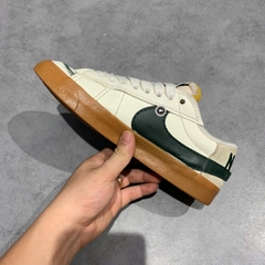 NIKE BLAZER LOW ’77 JUMBO ‘SAIL PRO GREEN GUM’ – DR9865 101 SIZE 40.5 – GIÀY 2HAND CHÍNH HÃNG