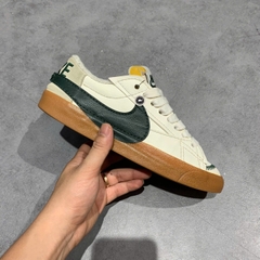 NIKE BLAZER LOW ’77 JUMBO ‘SAIL PRO GREEN GUM’ – DR9865 101 SIZE 40.5 – GIÀY 2HAND CHÍNH HÃNG