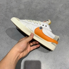 NIKE BLAZER LOW ’77 JUMBO WHITE ALPHA ORANGE – DN2158 100 SIZE 40.5 – GIÀY 2HAND CHÍNH HÃNG