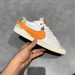 NIKE BLAZER LOW ’77 JUMBO WHITE ALPHA ORANGE – DN2158 100 SIZE 40.5 – GIÀY 2HAND CHÍNH HÃNG