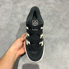 ADIDAS ADIMATIC "CORE BLACK / CRYSTAL WHITE / CARBON" ID8265 — SIZE 42 GIÀY 2HAND CHÍNH HÃNG — PVN19691