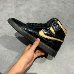 AIR JORDAN 1 RETRO HIGH OG “BLACK METALLIC GOLD” 555088-032 SIZE 42 GIÀY 2HAND CHÍNH HÃNG PVN19794