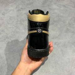 AIR JORDAN 1 RETRO HIGH OG “BLACK METALLIC GOLD” 555088-032 SIZE 42 GIÀY 2HAND CHÍNH HÃNG PVN19794