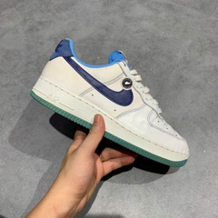 NIKE AIR FORCE 1 LOW 'FIRST USE' (White/University Blue) DA8478
