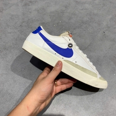 NIKE BLAZER LOW ’77 VINTAGE “SUMMIT WHITE / GYM RED” DA6364-103 — SIZE 42.5 GIÀY 2HAND CHÍNH HÃNG — PVN19686