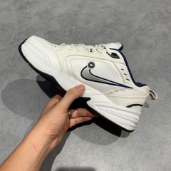 NIKE AIR MONARCH IV “WHITE × METALLIC SILVER × MIDNIGHT NAVY” 416355-102 SIZE 40.5 GIÀY 2HAND CHÍNH HÃNG PVN19707