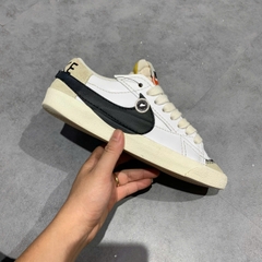 ChatGPT said:  NIKE BLAZER LOW ’77 JUMBO WHITE / BLACK / SAIL DN2158-101 SIZE 42 GIÀY 2HAND CHÍNH HÃNG PVN20022