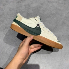 NIKE BLAZER LOW ’77 JUMBO “SAIL PRO GREEN GUM” DR9865-101 SIZE 41 GIÀY 2HAND CHÍNH HÃNG PVN19998