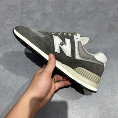 NEW BALANCE 574 ‘DARK MUSHROOM’ ML574?? SIZE 40.5 GIÀY 2HAND CHÍNH HÃNG PVN20340