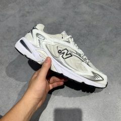 NEW BALANCE 725 ‘METALLIC SILVER / WHITE’ ML725B SIZE 43 GIÀY 2HAND CHÍNH HÃNG PVN20348