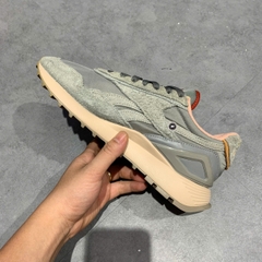 REEBOK X LOONEY TUNES CLASSIC LEGACY AZ GW4301 SIZE 38.5 GIÀY 2HAND CHÍNH HÃNG PVN20932
