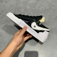 NIKE BLAZER LOW SACAI BLACK PATENT LEATHER DM6443-001 SIZE 38 GIÀY 2HAND CHÍNH HÃNG PVN20947