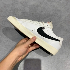 NIKE BLAZER LOW '77 VINTAGE 'WHITE BLACK' DA6364 101 SIZE 42.5 GIÀY 2HAND CHÍNH HÃNG PVN20416